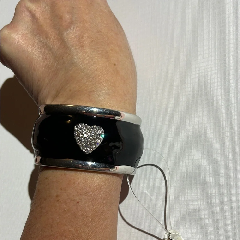 NWT Macy’s 🇺🇸Guess Black Silver Heart Bracelet ~ heart made of sparkling stones! - Picture 1 of 8